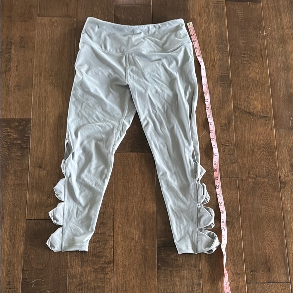 Victoria’s Secret Light Gray Mesh Cutout Crop Leggings Size Small